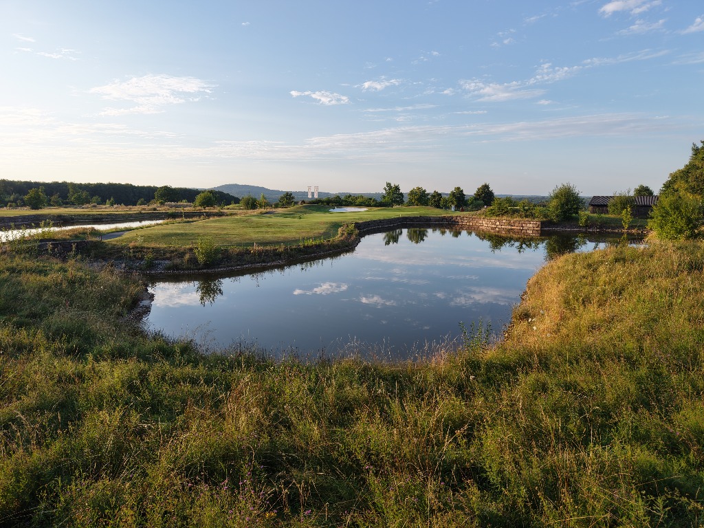 Wunderschönes Fairway mit Wasserhindernissen